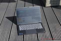 Lenovo ThinkBook 14x w użytkowaniu na zewnątrz w warunkach słonecznych
