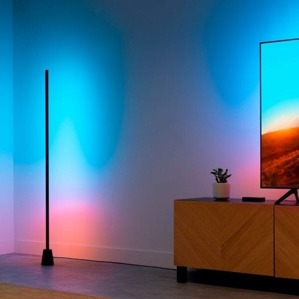 Gradientowa lampa podłogowa WiZ (sprzedawana oddzielnie) działa również z synchronizatorem HDMI. (Źródło obrazu: WiZ)