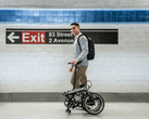 Rower elektryczny Dahon K-Feather ma 3-stopniową konstrukcję składania (źródło zdjęcia: Dahon)