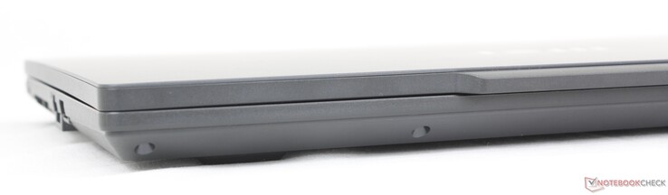 Przód: Brak portów