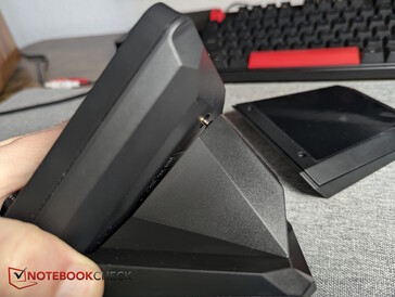 Proszę podłączyć XLR Dock do portu USB-C, a następnie dokręcić śruby