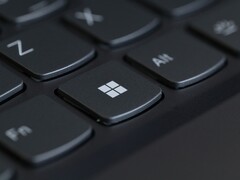 Zbliżenie na klawisz Windows na czarnej klawiaturze laptopa