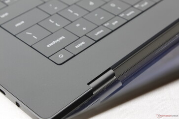 Sztywność zawiasów jest przyzwoita, z lekkim kołysaniem podczas regulacji kątów