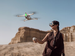 Antigravity A1 latający z kontrolerem Grip i goglami Vision. (Źródło zdjęcia: Insta360)