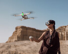 Antigravity A1 latający z kontrolerem Grip i goglami Vision. (Źródło zdjęcia: Insta360)