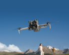 DJI Mini 5 Pro (na zdjęciu) ma przedni LiDAR, kamery typu rybie oko, czujniki lornetkowe i czujnik podczerwieni pod spodem. (Źródło zdjęcia: DJI)
