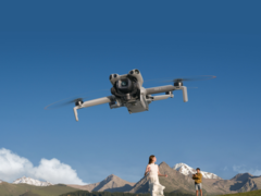 DJI Mini 5 Pro (na zdjęciu) ma przedni LiDAR, kamery typu rybie oko, czujniki lornetkowe i czujnik podczerwieni pod spodem. (Źródło zdjęcia: DJI)