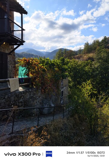 Vivo X300 Pro 24 mm Surowe oświetlenie.