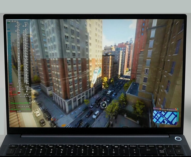 Laptop AIM MAX+ z uruchomioną grą Spider-Man 2 na Bazzite ze szczegółowymi statystykami wydajności systemu, w tym wykorzystania procesora, karty graficznej i pamięci RAM wyświetlanymi na ekranie. (Źródło obrazu: ETA PRIME)