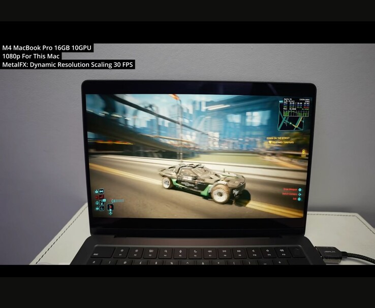 Gra Cyberpunk 2077 uruchomiona na MacBooku Pro M4 (16 GB, 10-rdzeniowy procesor graficzny) w rozdzielczości 1080p z wykorzystaniem dynamicznego skalowania rozdzielczości MetalFX. Gra utrzymuje stabilne 30 FPS w tej konfiguracji, jak przetestował Andrew Tsai. (Źródło obrazu: Andrew Tsai / YouTube)
