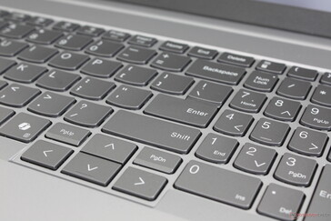 NumPad i klawisze strzałek są mniejsze i bardziej ciasne niż klawisze QWERTY