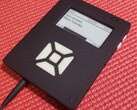 EPiPod to niedrogi projekt, który wykorzystuje komponenty takie jak wyświetlacz E Ink o wartości 6,99 USD. (Źródło zdjęcia: drhatch)