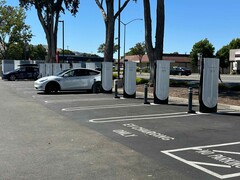 Na zdjęciu stacja Tesla Supercharger. 60% wszystkich skontrolowanych stacji to stacje Tesli (źródło zdjęcia: Tesla Charging via X)