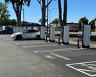 Na zdjęciu stacja Tesla Supercharger. 60% wszystkich skontrolowanych stacji to stacje Tesli (źródło zdjęcia: Tesla Charging via X)