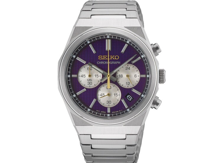 Widok z przodu zegarka chronografu Seiko HGK003 z okazji 145. rocznicy, prezentujący jego teksturowaną fioletową tarczę, kontrastujące srebrne tarcze pomocnicze, złote logo i wskazówkę sekundową oraz obudowę i bransoletę ze szczotkowanej stali nierdzewnej na jednolitym białym tle.