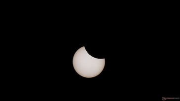 Częściowe zaćmienie Słońca w trybie fotograficznym z filtrem VIS (źródło obrazu: Marc Zander / Notebookcheck)