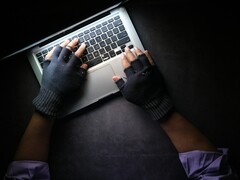 Brytyjskie nakazy inwigilacji wywołują reakcję USA w związku z obawami dotyczącymi prywatności i bezpieczeństwa (źródło zdjęcia: Towfiqu Barbhuiya, Unsplash)