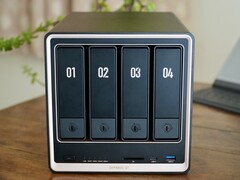 Ugreen NASync DXP4800 GT posiada nową czarno-złotą obudowę