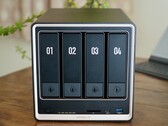 Ugreen NASync DXP4800 GT posiada nową czarno-złotą obudowę