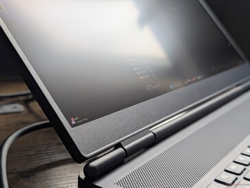 Brak opcji szkła od krawędzi do krawędzi, OLED lub ekranu dotykowego. G-Sync w standardzie