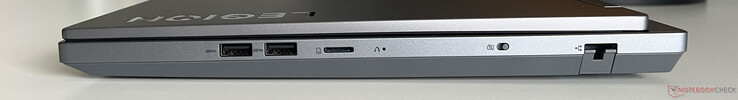 Po prawej: 2x USB-A 3.2 Gen 1 (5 Gbit/s), czytnik kart microSD, kamera internetowa eShutter, Gigabit Ethernet