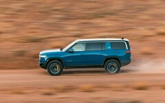 Rivian R1S wydaje się być w stanie przejechać 410 mil na jednym ładowaniu, gdy jest wyposażony w akumulator Max. (Źródło zdjęcia: Rivian)