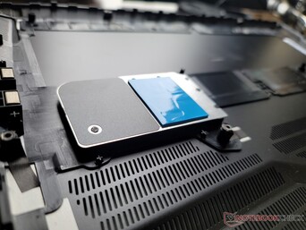 Do spodu pokrywy dolnej przymocowany jest rozpraszacz ciepła dla dwóch dysków SSD
