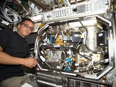 Astronauta NASA Joe Acaba instaluje sprzęt do testowania kontroli ciśnienia w kriogenicznych zbiornikach paliwa (źródło zdjęcia: NASA; przycięte)