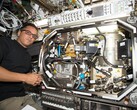Astronauta NASA Joe Acaba instaluje sprzęt do testowania kontroli ciśnienia w kriogenicznych zbiornikach paliwa (źródło zdjęcia: NASA; przycięte)