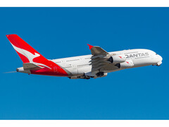 Zdjęcie samolotu linii Qantas lecącego po błękitnym niebie. (Zdjęcie: Vismay Bhadra/Wikimedia Commons)