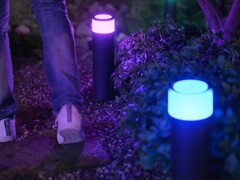 Zewnętrzna lampa stojąca Philips Hue Calla Large została wprowadzona na rynek w Stanach Zjednoczonych. (Źródło zdjęcia: Philips Hue)