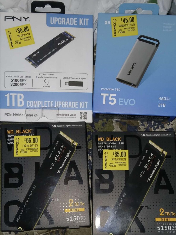W skład zestawu wchodzi dysk SSD M.2 o pojemności 1 TB, dwa dyski SSD M.2 o pojemności 2 TB oraz zewnętrzny dysk SSD o pojemności 2 TB.