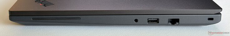 Po prawej: gniazdo stereo 3,5 mm, USB-A 3.2 Gen.1 (5 Gb/s), Gigabit-Ethernet, Kensington Nano Security Lock