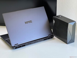 XMG Neo 16 E25 z chłodzeniem wodnym Oasis. (Źródło zdjęcia: Notebookcheck)