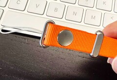 Apple podobno wprowadzi na rynek niezwykły pasek crossbody do iPhone&#039;a 17 (źródło zdjęcia: SonnyDickson)