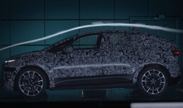 Po wstępnych szkicach, nowe Audi A2 e-tron debiutuje w świecie rzeczywistym w kamuflażu podczas jazd testowych na lodzie i śniegu w północnej Szwecji oraz w tunelu aerodynamicznym.