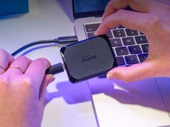 Zewnętrzny dysk SSD Crucial X10 Pro przedstawiony na zdjęciu