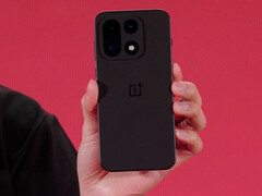 OnePlus 15 (na zdjęciu) to jeden z wielu flagowych telefonów, które zostały zaprezentowane podczas wydarzenia (źródło zdjęcia: Qualcomm)