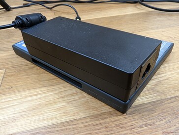 Zasilacz 120 W jest duży (14,5 x 6,4 x 3 cm) w stosunku do małego mini PC