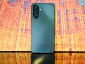 Samsung nie włożył wiele wysiłku w projekt tylnej części obudowy. Ale Galaxy A17 4G z pewnością imponuje w innych obszarach. (Źródło obrazu: Notebookcheck)