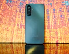 Samsung nie włożył wiele wysiłku w projekt tylnej części obudowy. Ale Galaxy A17 4G z pewnością imponuje w innych obszarach. (Źródło obrazu: Notebookcheck)