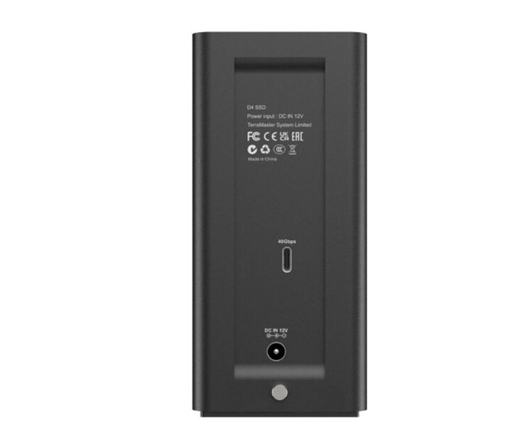 D4 ma USB typu C i złącze zasilania (źródło obrazu: TerraMaster)