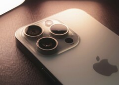 Kontroler USB-C w iPhone'ach 15 i 16 ma lukę w zabezpieczeniach. (Źródło zdjęcia: Samuel Angor)