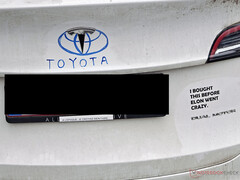 Tesla Model Y z naklejkami przeciwko Elonowi. (Źródło zdjęcia: Notebookcheck)