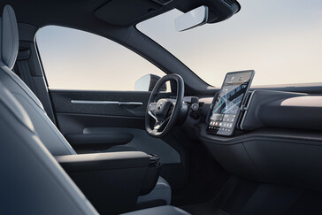 Duży wyświetlacz centralny jest regulowany i działa pod adresem Android Automotive. (Źródło zdjęcia: Volvo)