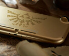 Hylian Crest dominuje z tyłu Switch Lite Hyrule Edition. (Źródło zdjęcia: Nintendo)
