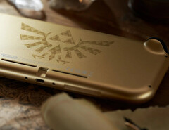 Hylian Crest dominuje z tyłu Switch Lite Hyrule Edition. (Źródło zdjęcia: Nintendo)