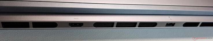 Tył: HDMI 2.1, zasilanie