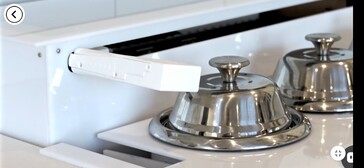 Robotyczne ramię chwyta pokrywę garnka, odwracając ją i napełniając składnikami od góry. (Źródło zdjęcia: Chefee Robotics)