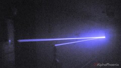 Laser odbijający się tam i z powrotem (źródło obrazu: AlphaPhoenix; zrzut ekranu)